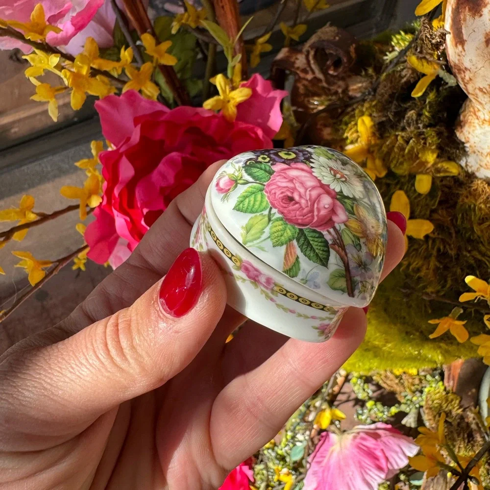 Small floral porcelain made in England heart shaped trinket box - Picture 14 of 15